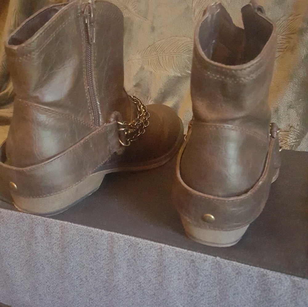 Boots - Picture 3 of 8